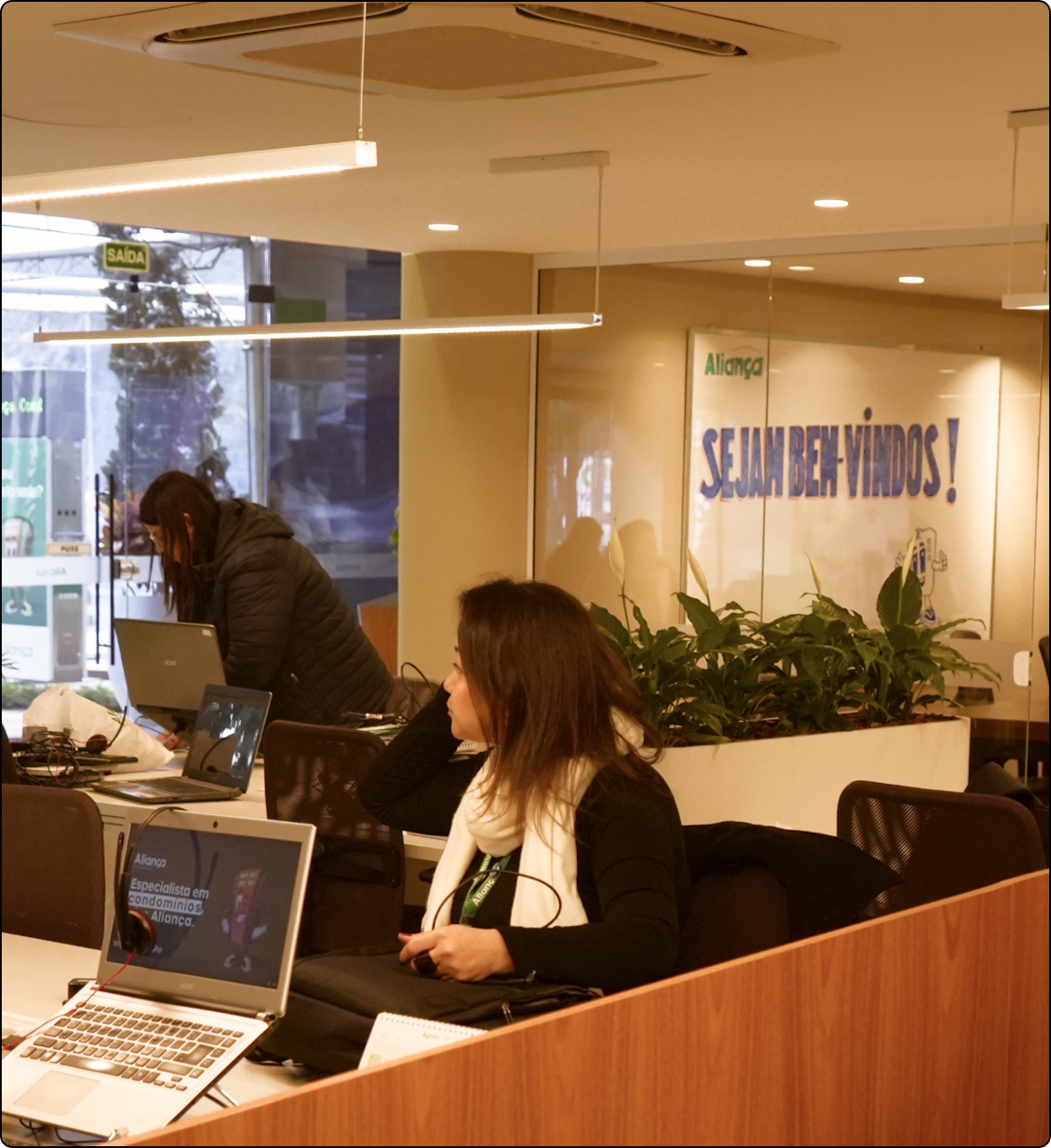 Equipe da administradora atendendo no escritório